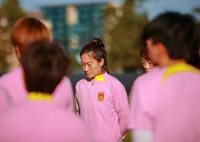 萧常乾连忙迎了上去，开口道：妈，您回来啦？公司情况怎么样？萧老太太黑着脸，愤怒的哼了一声，说道：银行很快就要启动破产清算的程序，说是下周一机会启动。